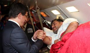 Ахмет давутоглу посреща един от ранените активисти