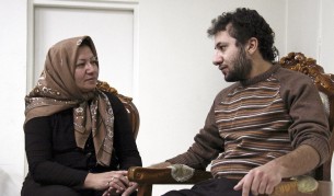 Кадрите на вдовицата и сина й