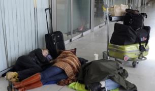 Стотици пътници така прекараха нощта срещу вторник на парижкото летище "Роаси-Шарл де Гол"