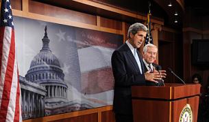 Сенаторът демократ Джон Кери (вляво) на пресконференция след ратифициранети