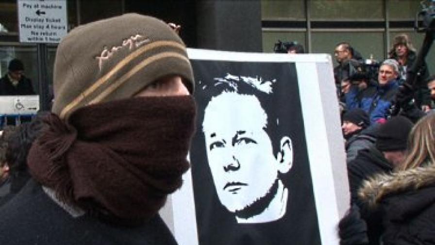 Арестуването на Асандж и отказът на съда да го пусне под гаранция предизвика остро недоволство сред почитателите на "Уикилийкс" и протест пред сградата на съда