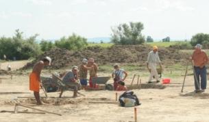 Миналата година археолози започнаха спасителни разкопки край село Сърнево във връзка с изграждането на магистрала "Тракия". Трасето, което проучват, ще бъде застроено, а по него хора от различни епохи са извършвали своите ритуални обреди, откриха археолозите