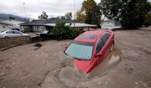 В хайланд, Калифорния, поройните дъждове заляха с кал и вода жилища и пътища