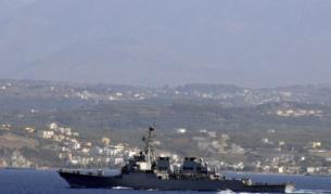 Кораб минава край о-в Крит