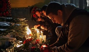 Местни хора палят свещи в памет на жертвите на атентат с кола бомба до централния пазар във Владикавказ, столицата на Южна Осетия на 10 септември. При нападението загинаха 18 души, а 120 бяха ранени