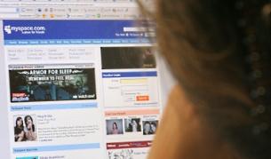 "Май спейс" дърпа шалтера на десетки офиси