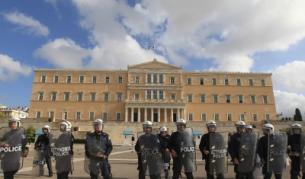 Полиция охраняваше сградата на гръцкия парламент при приеманвето на бюджета за 2011 г. (снимка от 22 декември 2010)