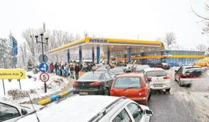 Стотици румънски шофьори из цялата страна организираха протест срещу увеличението на цените на бензина, като заредиха автомобилите си с много малки количества бензин и платиха с монети