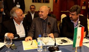 Иранският министър на петрола Сеид Масуд Мир-Каземи (в центъра) на последното заседание на ОПЕК в Еквадор, 11 декември 2010 г.