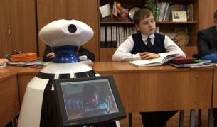 Болно дете "ходи" на училище чрез робот