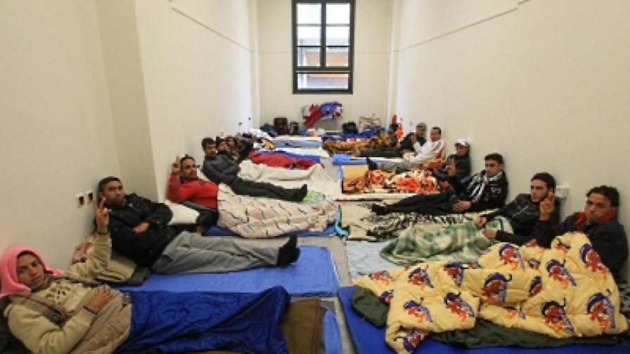 300 имигранти са се разположили в сградата на Юридическия факултет в центъра на Атина