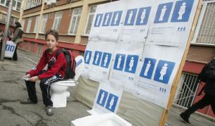 На Световния ден на тоалетната на 19 ноември 2010 г. ученици клекнаха символично в знак на нуждата от адекватни условия в училищните тоалетни