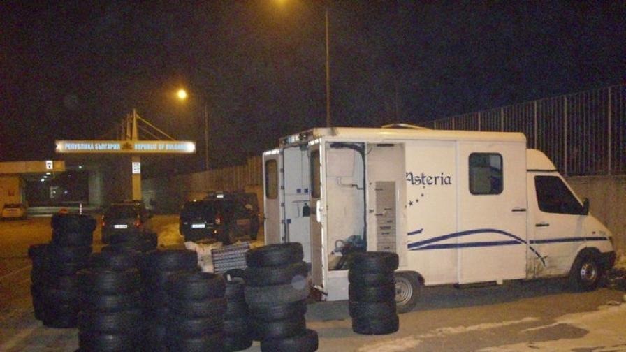 Полякът уж пренасял от Гърция за Полша автомобилни гуми, втора употреба