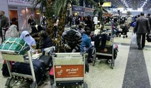 Терминалите на международното летище в Кайро са пълни с хиляди пътници, опитващи се да напуснат страната