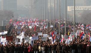 Десетки хиляди протестиращи сърби се събраха днес на митинг в Белград