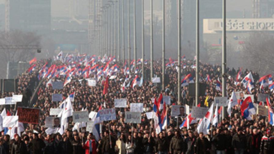Десетки хиляди протестиращи сърби се събраха днес на митинг в Белград