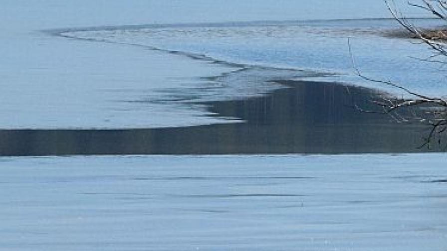 Две деца се удавиха, пропаднали през лед
