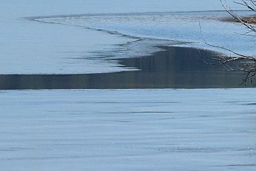 Две деца се удавиха, пропаднали през лед