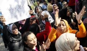 Демонстранти в Кайро настояват за по-справедливо заплащане и носят лозунг на арабски, който гласи: Несправедливостта има край...