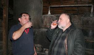Двама мъже опитват ракия край казан за дестилация в Казанлък