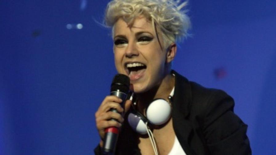 Поли Генова с "На инат" на Евровизия 2011