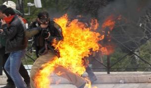 Сблъсъците между протестиращи и полицаи при поредната обща стачкав Гърция превърнаха Атина в бойно поле