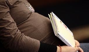 НАП разкри схема за източване на обезщетения за майчинство