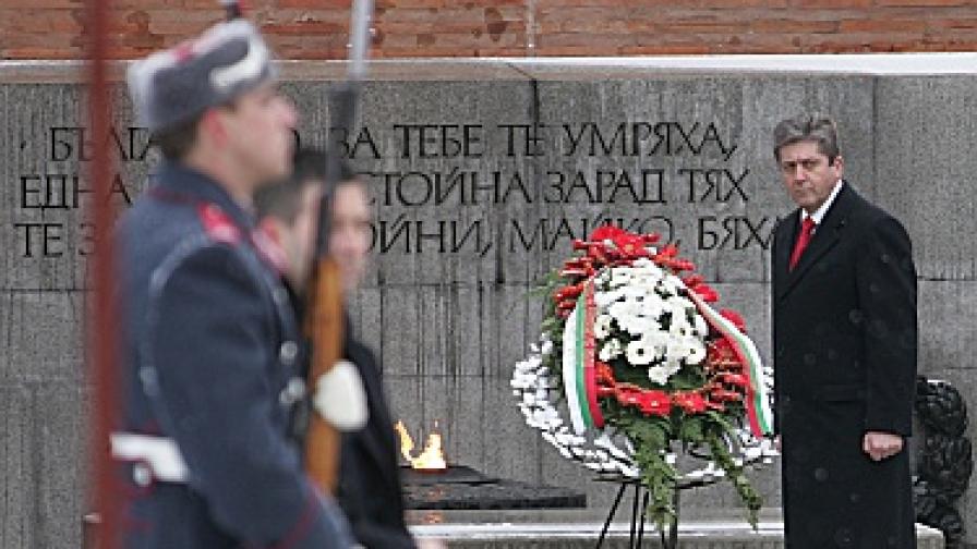 Президентът Георги Първанов на церемонията по издигането на националното знаме пред Паметника на Незнайния воин в София