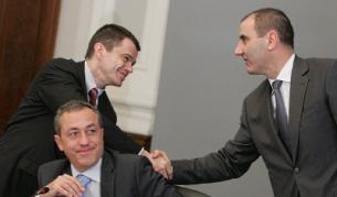 Временият шеф на ДАНС Константин Казаков, директорът на Националната следствена служба Бойко Найденов и вицепремиерът Цветан Цветанов на кръглата маса