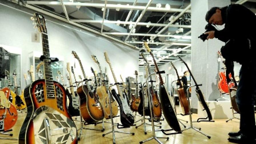 Ерик Клептън продаде над 70 китари