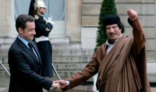 Френският президент Никола Саркози и либийският лидер Муамар Кадафи на среща през 2007 г.