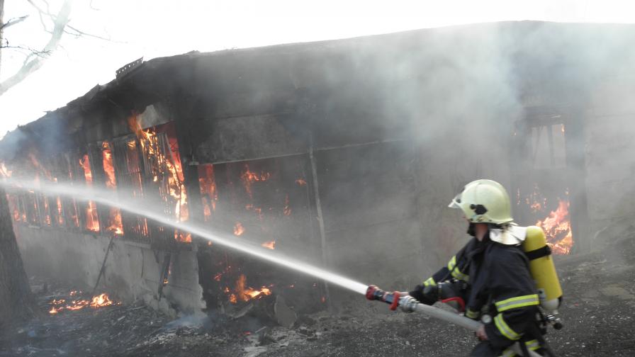 13 март: Огромен пожар унищожи напълно сервиз за битова техника до Белодробния диспансер в Благоевград