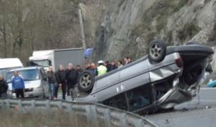 Един човек загина при тежка катастрофа на входа на Кресненското дефиле във вторник, след като автомобилът му излезе от пътя