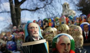 Матрьошки с лицата на Бойко Борисов и на Симеон Сакскобургготски на пазара за антикварни стоки и сувенири край църквата "Александър Невски". Компания им правят матрьошки с лицата на Берлускони и Обама