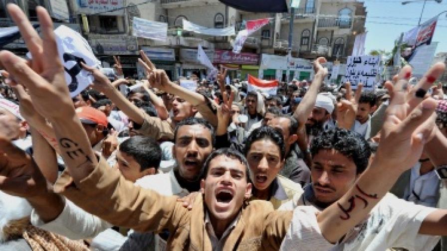 15 убити и десетки ранени на протести в Йемен