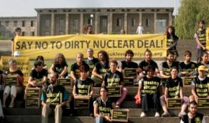 Активисти на "Грийн пийс" протестират пред парламента в Анкара срещу плановете за строителство на АЕЦ в Турция