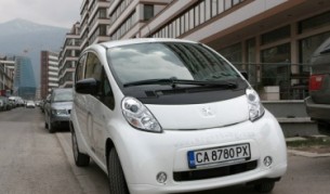 Единият от трите електромобила