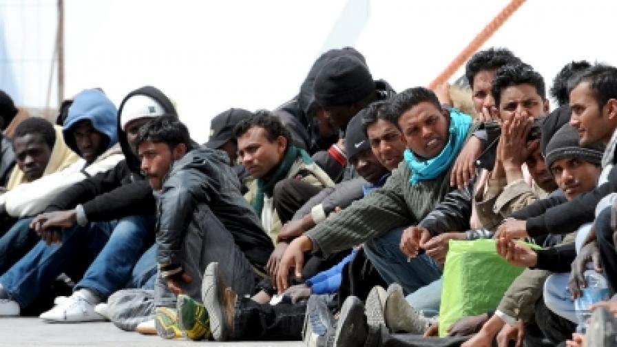 Бегълци от Африка на пристанището на италианския остров Лампедуза