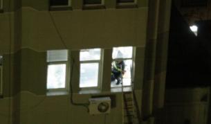 Кадри от освобождаването на заложниците от банковия клон на "Инвестбанк". С помощта на "Гражданска защита" бяха евакуирани служителите от Областната управа на Сливен, чиято сграда е в голяма близост с банковия клон на "Инвестбанк"