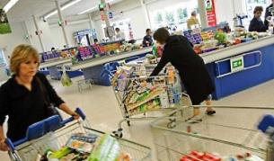 Вдигат се цените на храните, а на дрехите падат