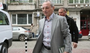 Лидерът на ДПС Ахмед Доган влиза в централата на партията днес
