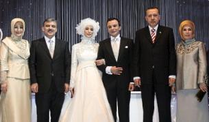 Сватбата на дъщерята на Ердоган - Кубра: Присъстват президентът Абдуллах Гюл със съпругата му (вляво) и Ердоган със съпругата си (вдясно)