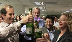 Редакторският екип на "Лод Анджелис таймс" празнува за спечеления "Пулицър" за "журналистика в служба на обществото"