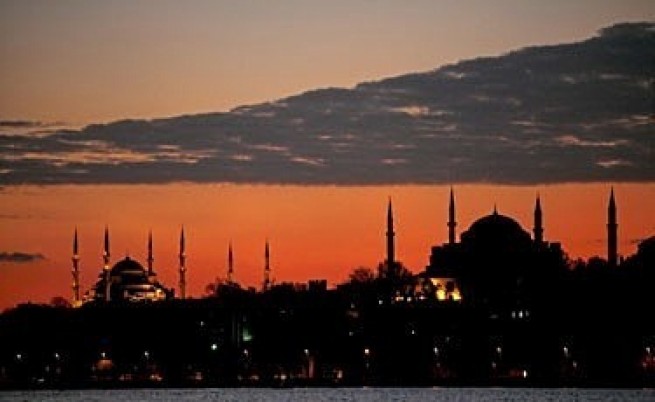 Истанбул може да бъде разделен на два града