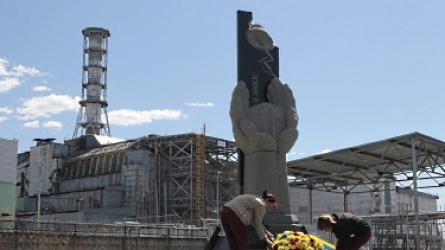 Жени поставят цветя на паметника на ликвидаторите на аварията в Чернобил