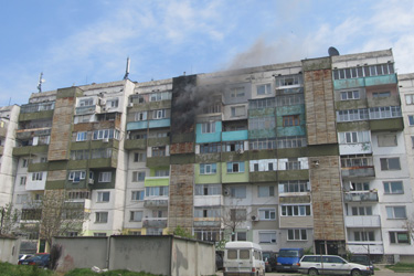 Пожар заклещи живущи в 8-етажен блок в Русе