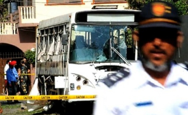 17 жертви при три нападения срещу автобуси в Пакистан