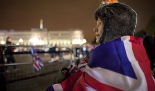 Една от хилядите зрителки, заела удобно място и пренощувала срещу Бъкингамския дворец в Лондон, за да види от удобно място пристигането на гостите и сватбеното шествие на младоженците
