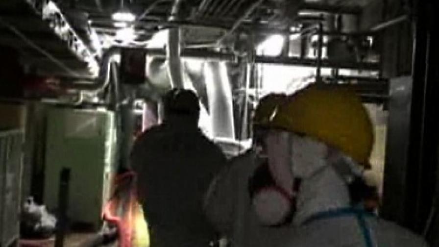Работници на ТЕПКО в реактор 4 на "Фукушима" 1