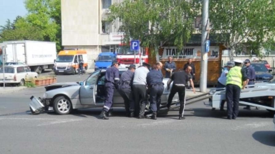 Катастрофа с кола от кортежа на Първанов